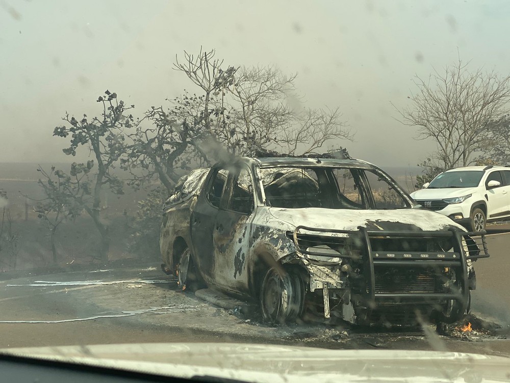 Viatura da PRF pega fogo após ser atingida por chamas de incêndio às