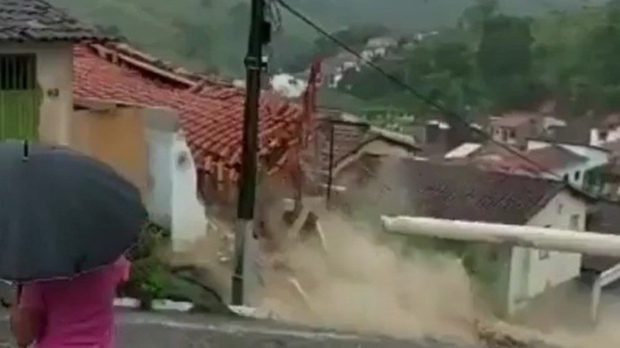 V Deo Mostra Momento Em Que Casa Desaba Na Bahia Blog Jair Sampaio