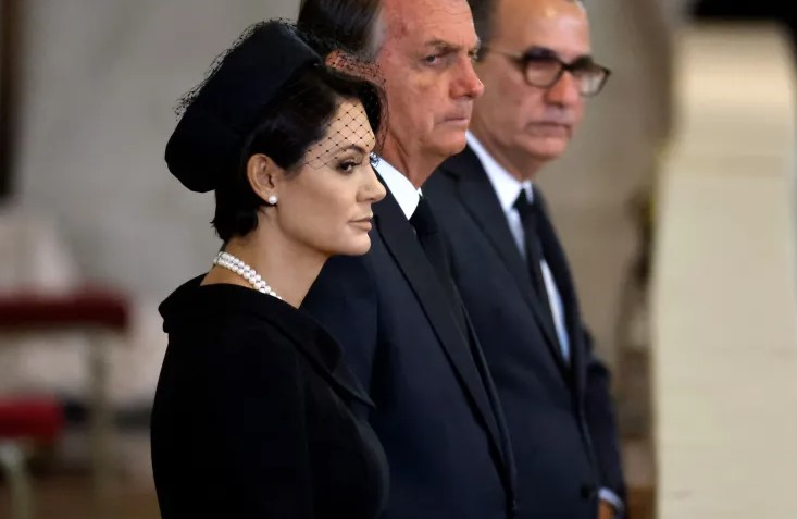 Bolsonaro vai a velório e presta homenagem à rainha Elizabeth II em