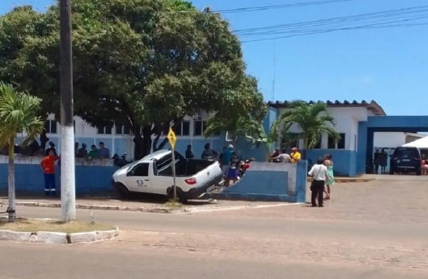 Motorista Perde Controle De Carro E Derruba Parte Do Muro De Hospital