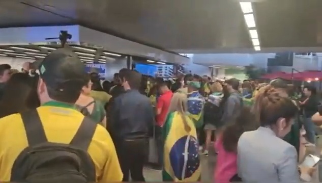 VÍDEO Eu vim de graça gritam apoiadores de Bolsonaro em aeroporto