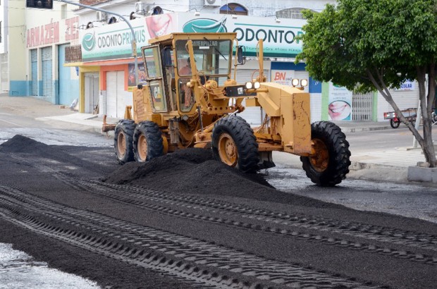 A obra de recapeamento e capeamento asfáltico de Caicó estará beneficiando 27 ruas - Foto: Divulgação