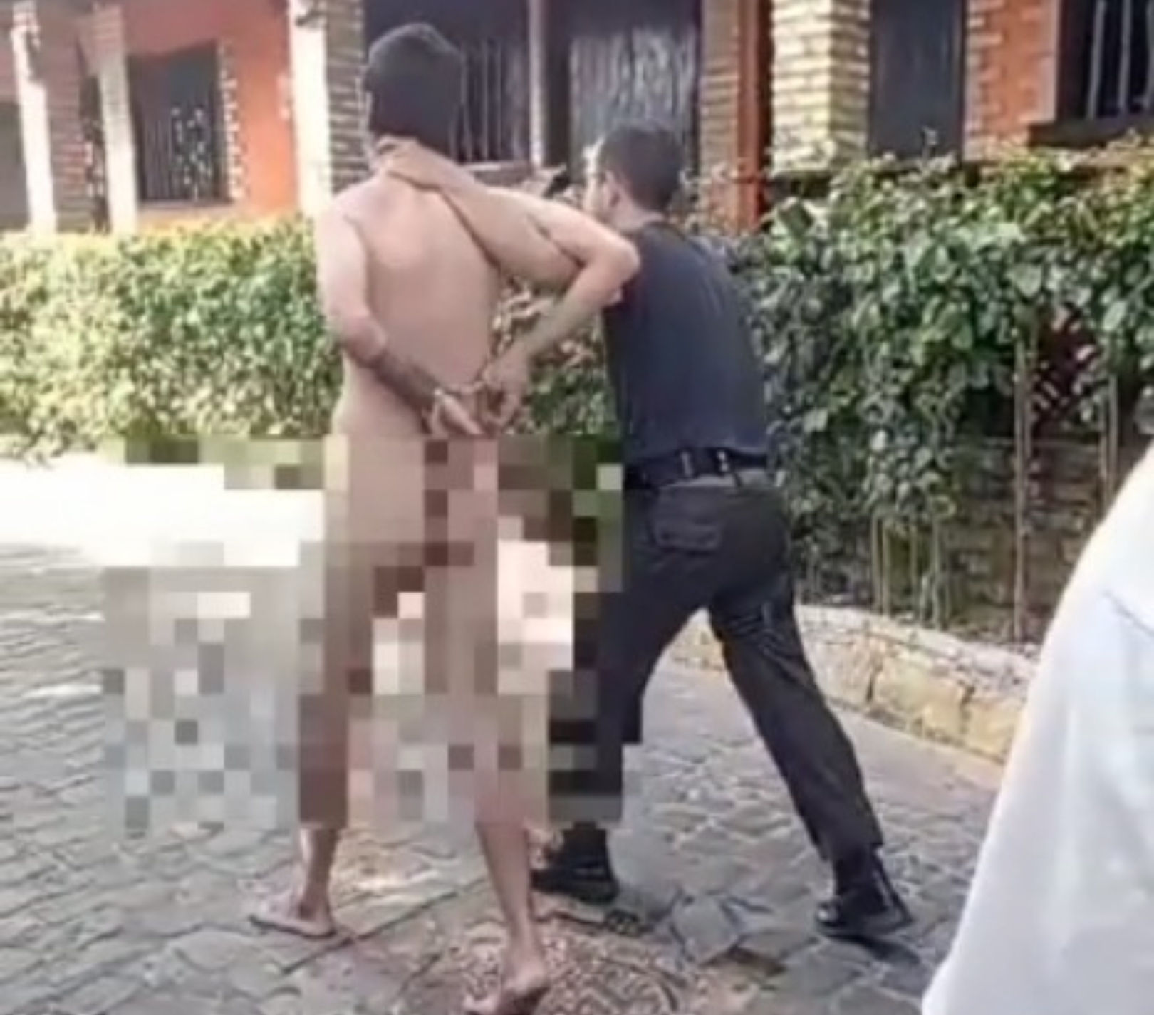 Homem é flagrado andando pelado por ruas na Praia de Pipa – Blog Jair  Sampaio